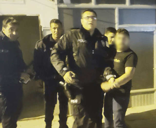 Ayrıldığı erkek arkadaşı evi bastı, kadın alt katın balkonuna atladı