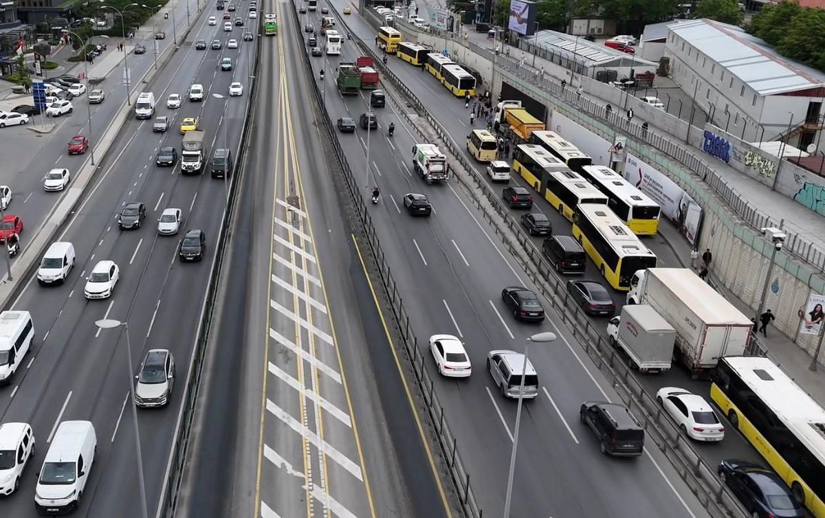 Bahçelievler\'de Otobüs Arızası Trafiği Kilitledi