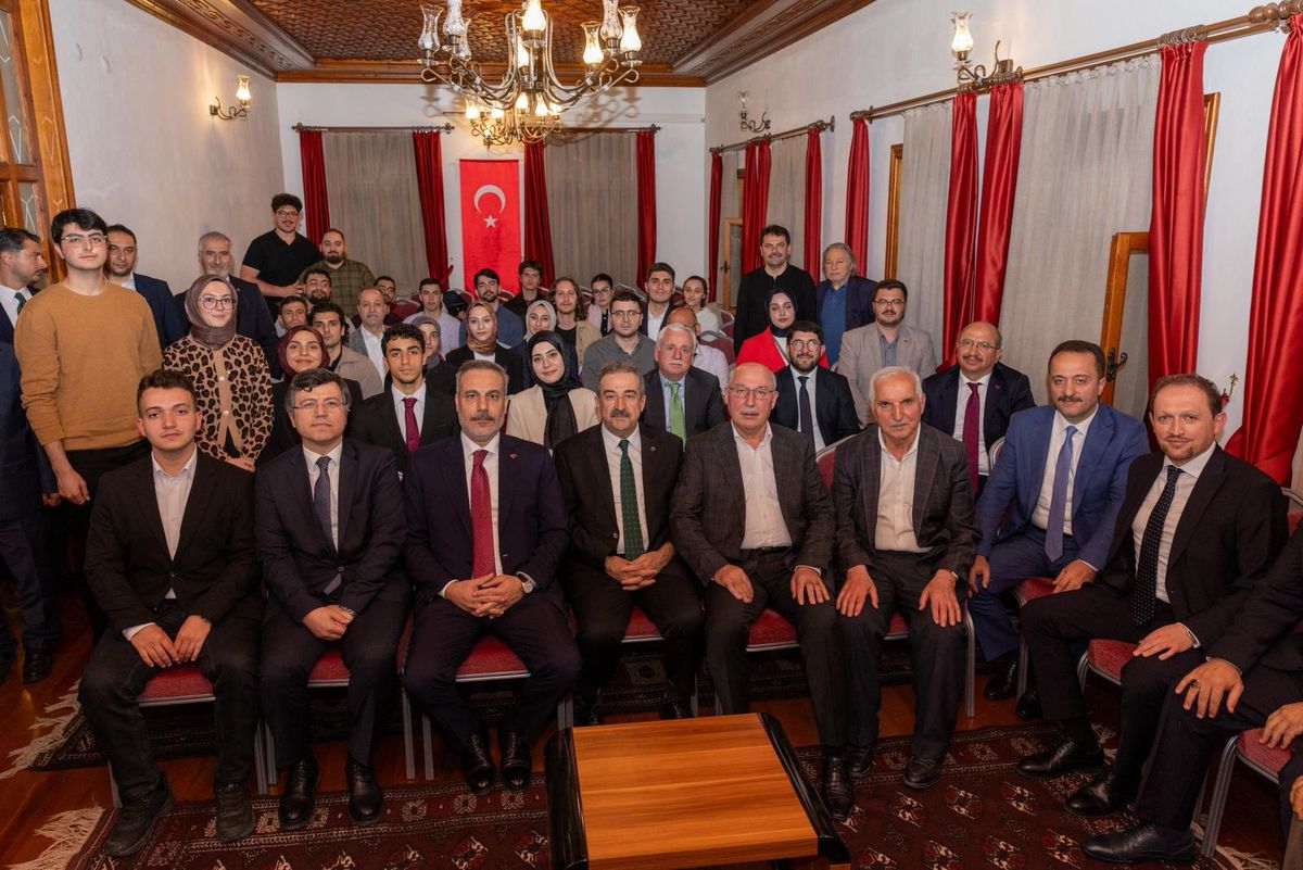 Hakan Fidan Siyasallılar Vakfı\'nı Ziyaret Etti