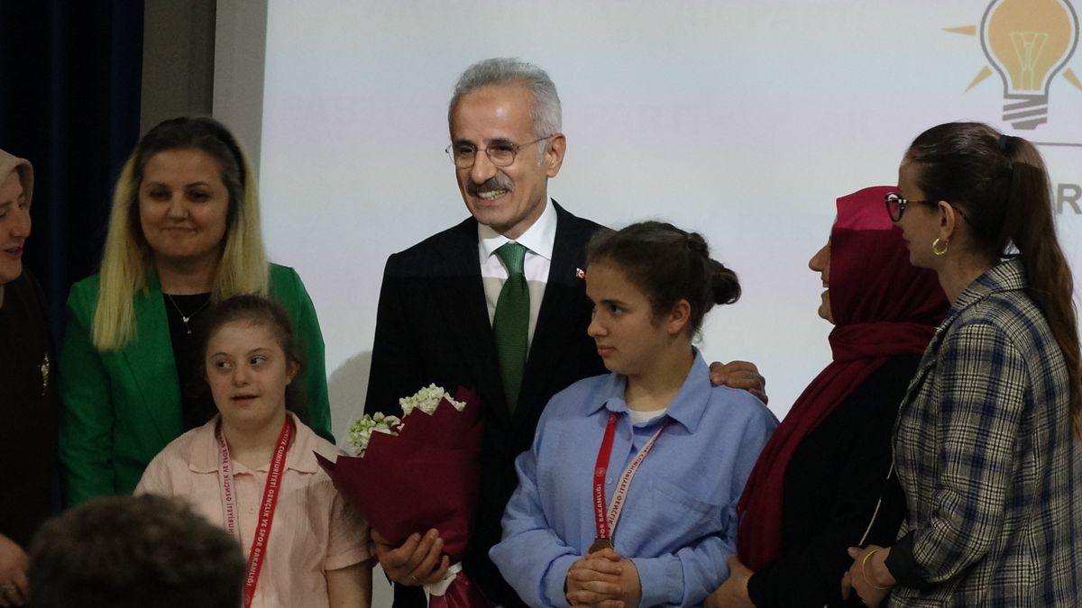 Uraloğlu: \'CHP belediyeleri yönetmekten aciz\'