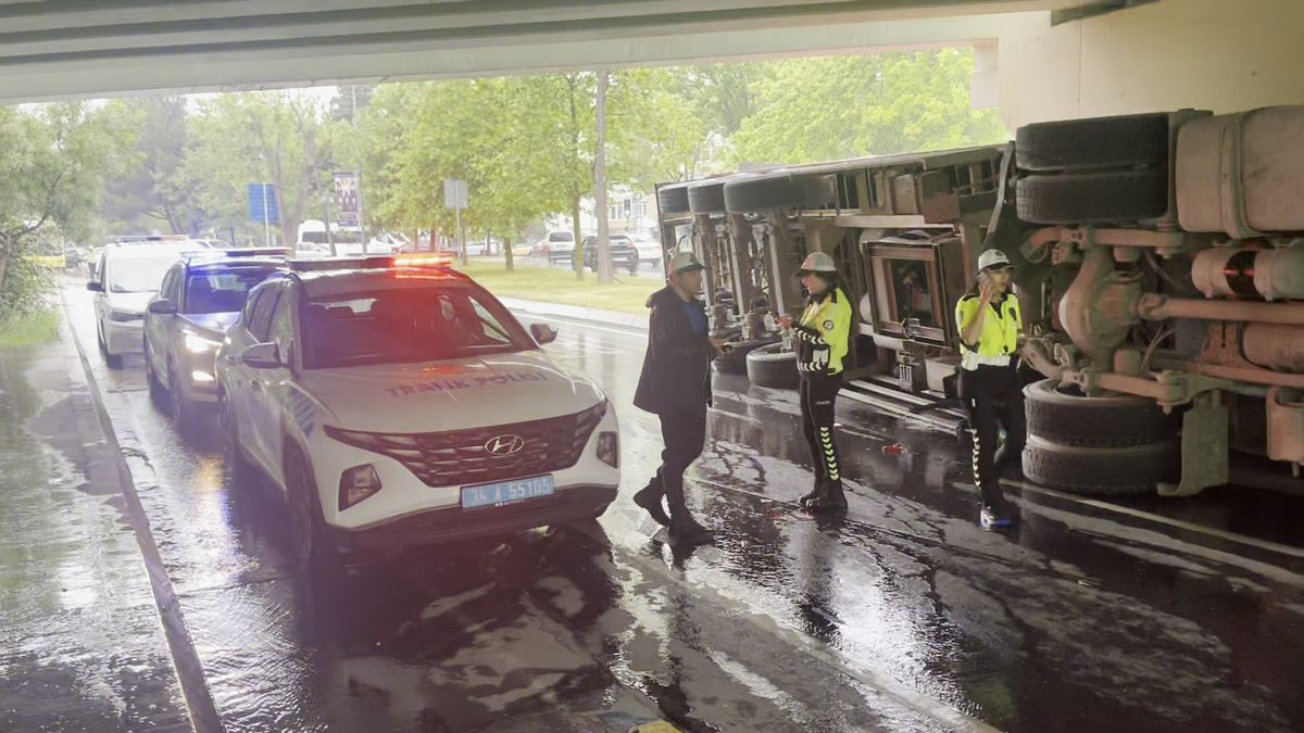 Bakırköy\'de TIR Üst Geçide Çarptı