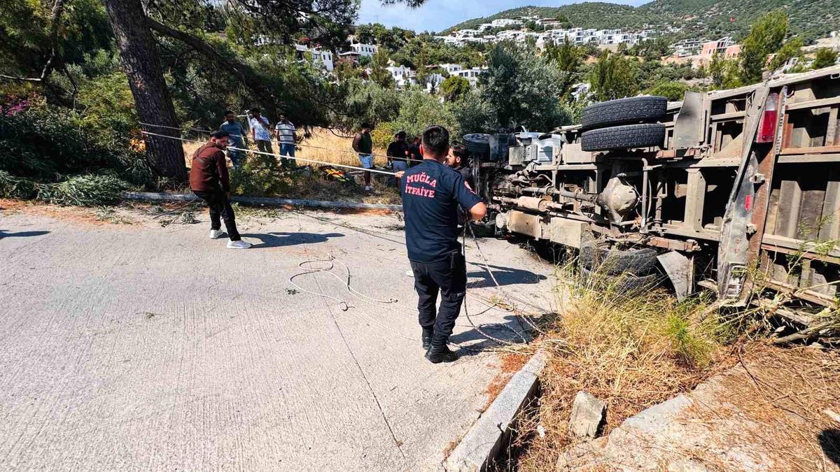 Bodrum\'da devrilen kamyonda sıkışan 3 kişi kurtarıldı