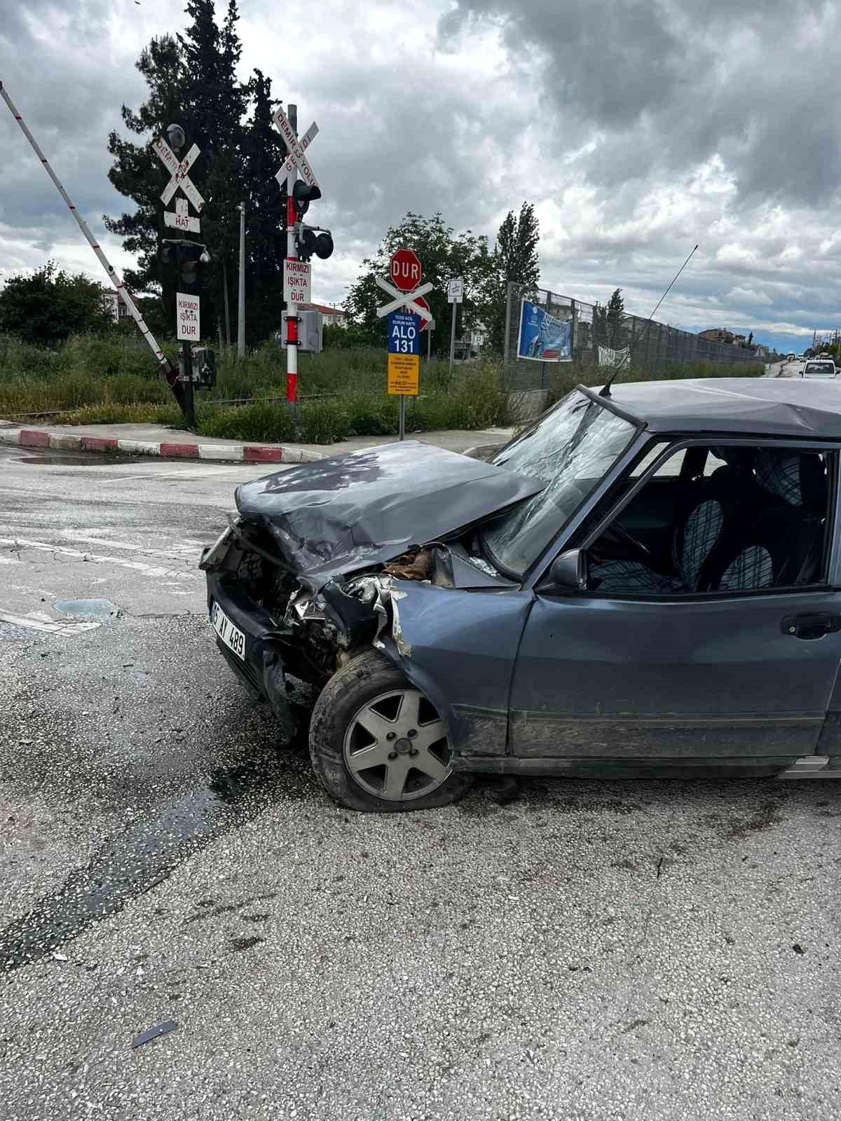 Burdur\'da okul servisi ile otomobil çarpıştı: 7 yaralı