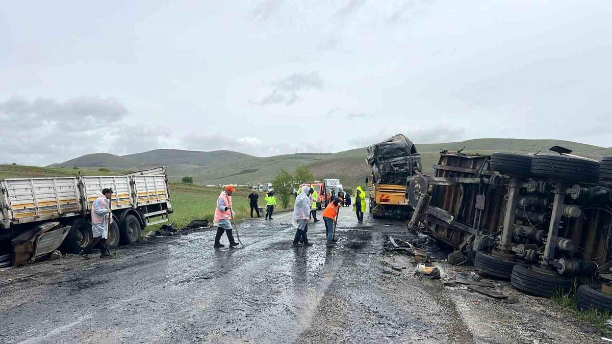 Çarpışan tırlar alev alev yandı, sürücüler yaralandı