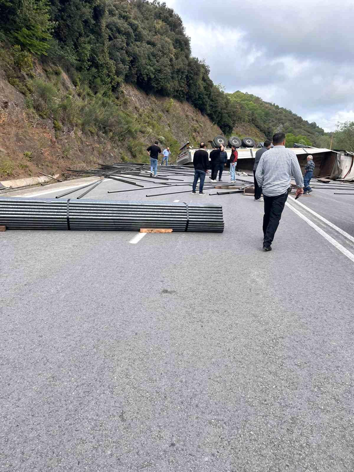 Zonguldak\'ta Tır Devrildi, Yol Kapandı