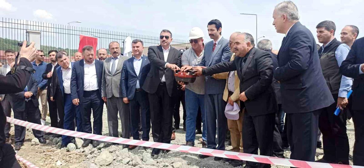 Devrek\'te temel atma töreninde protokol bir araya geldi