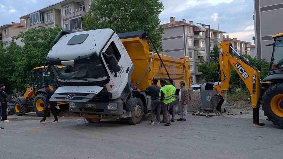 Edirne\'de Kamyon Devrildi