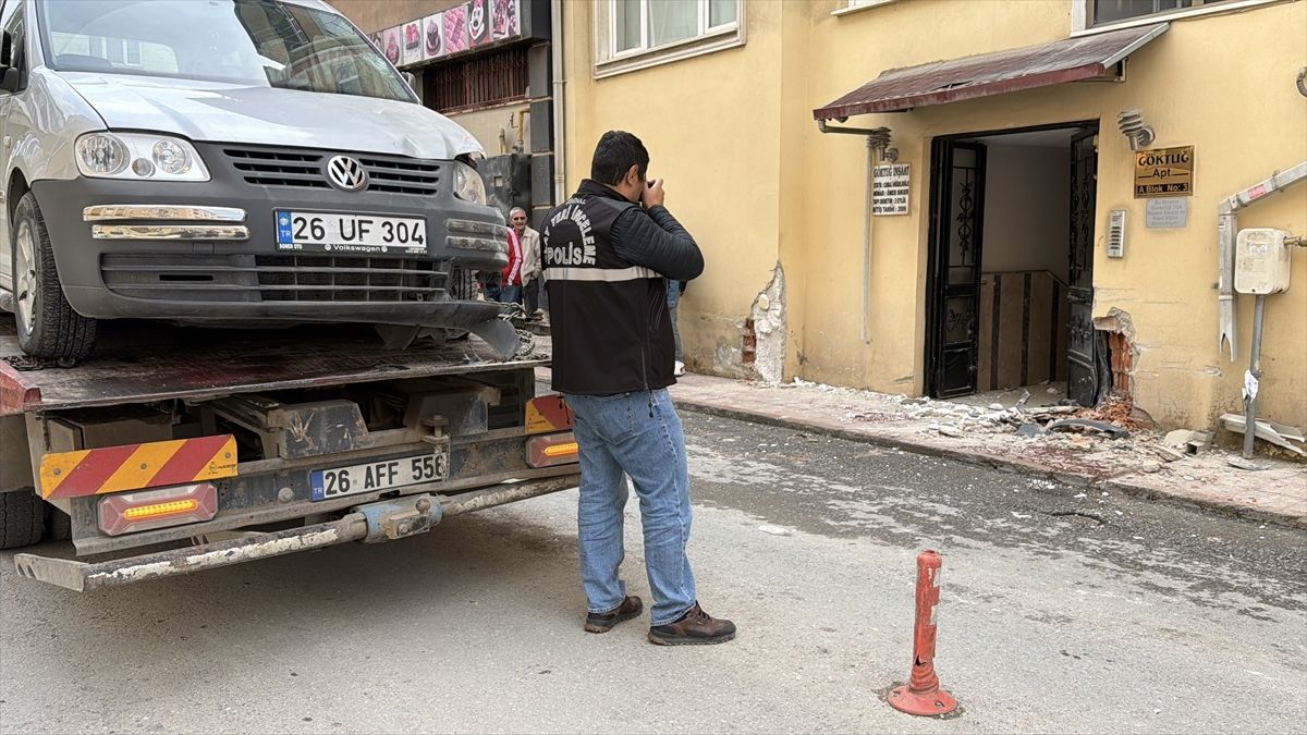 Eskişehir\'de Trafik Kazası: Üç Yaralı