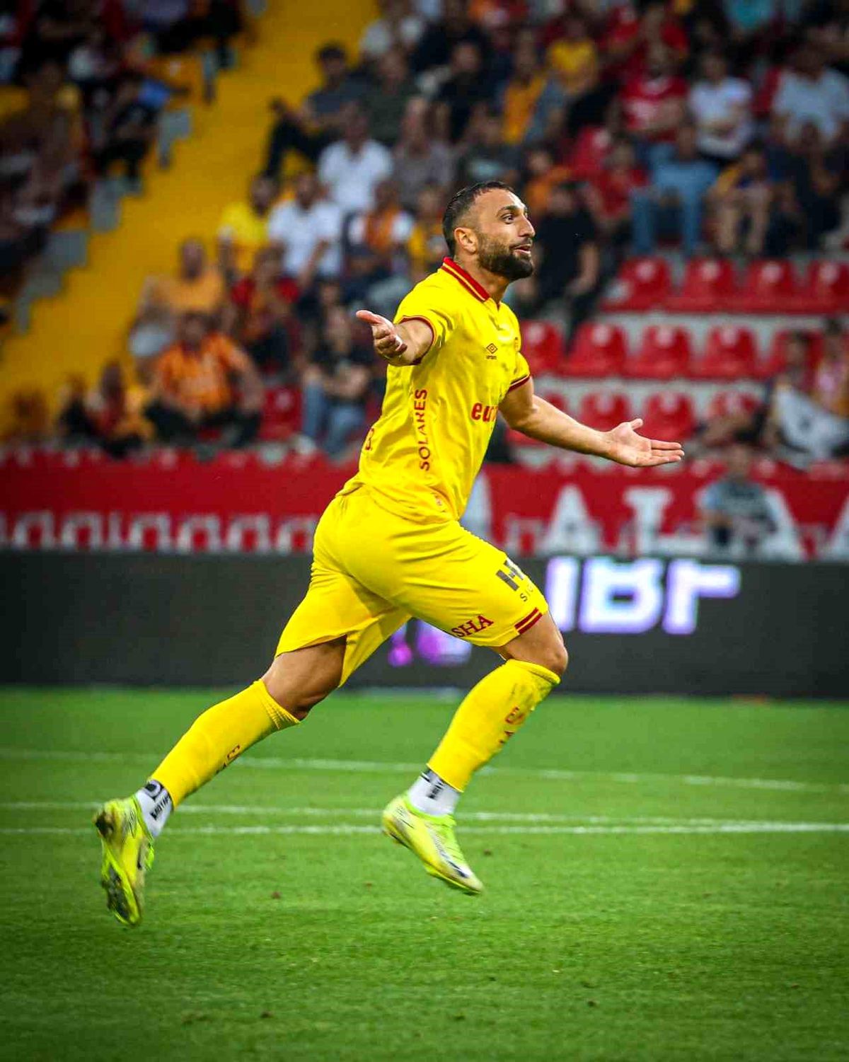 Göztepe, Efkan Bekiroğlu\'nun sözleşmesini 2027\'ye uzattı