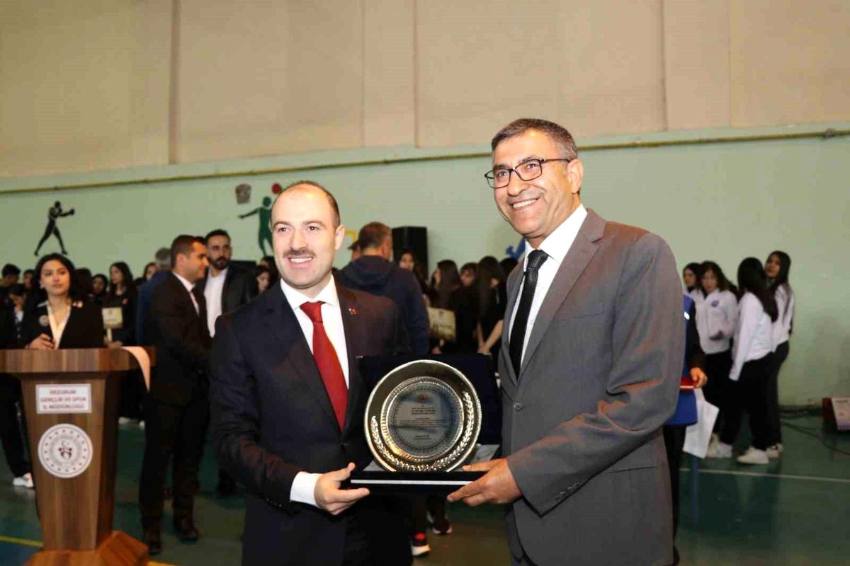 Oltu\'da Spor Destekçisine Plaket
