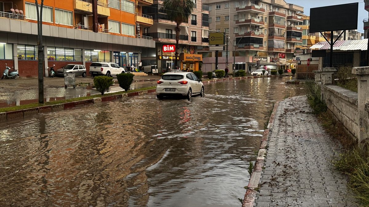 Dörtyol\'da Sağanak Yağışta Su Birikintileri