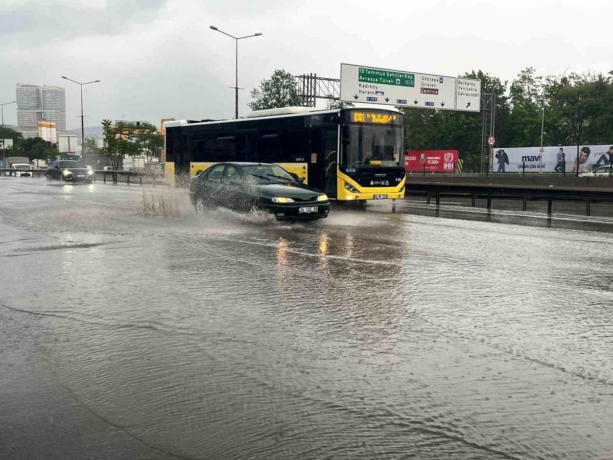 İstanbul\'da Sağanak Yağış Hayatı Felç Etti