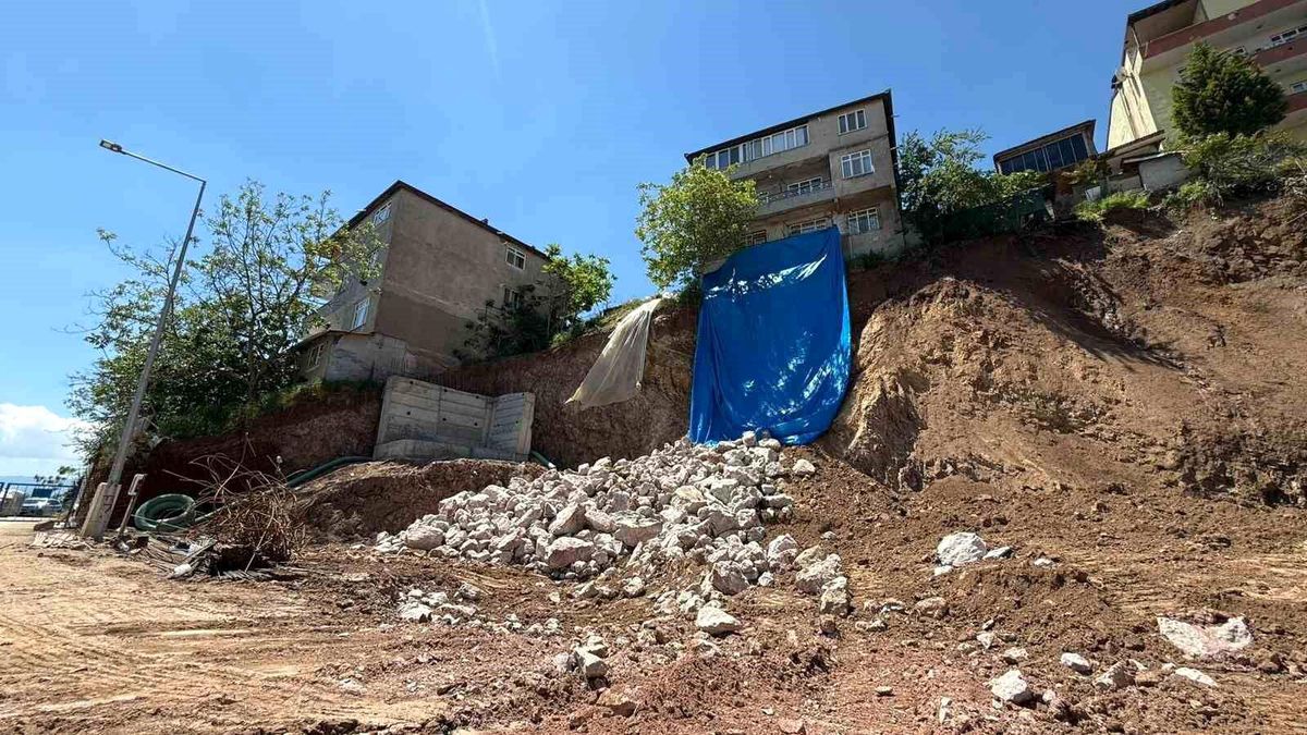 İzmit Belediyesi\'nden 56 kişiyi evinden eden toprak kaymasına ilişkin açıklama
