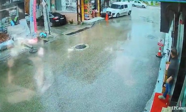 Kamyonet yayaların arasına daldı, o anlar kameraya yansıdı
