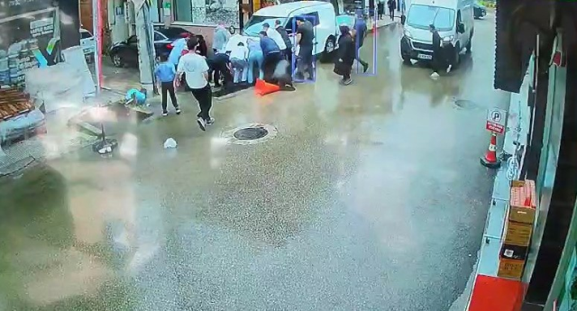 Kamyonet yayaların arasına daldı, o anlar kameraya yansıdı