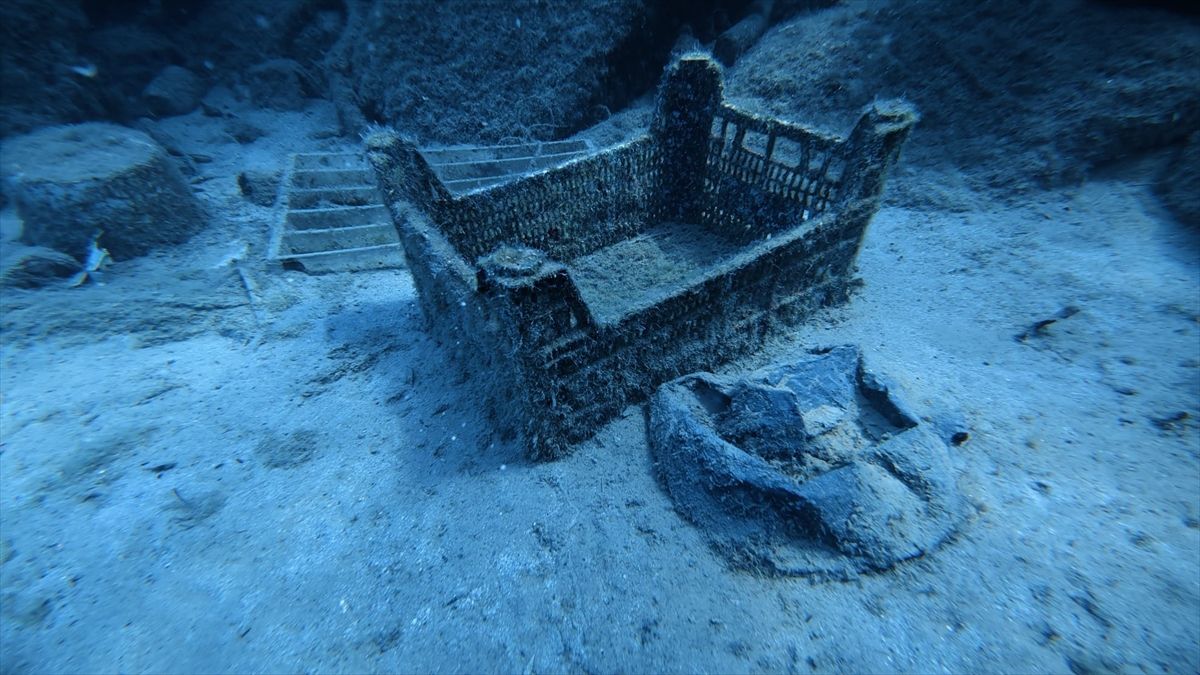 Kaş\'ta deniz dibi temizliğinde yüzlerce atık toplandı