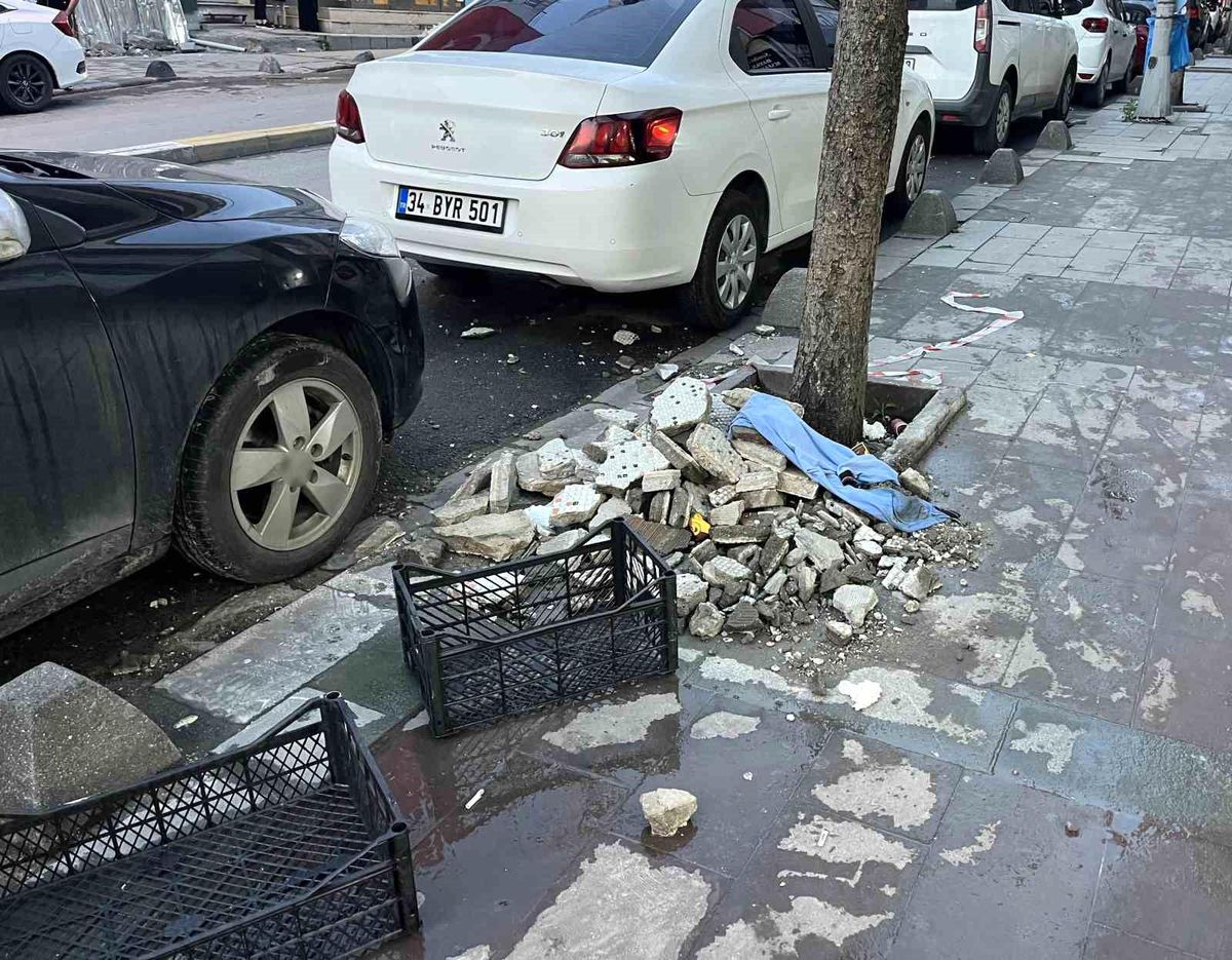 Küçükçekmece\'de Binadan Parçalar Düştü