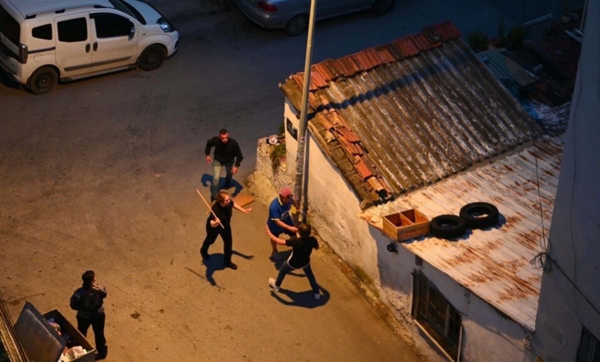Kuşadası\'nda Alkollü Tartışma: Araçlara Zarar Verildi