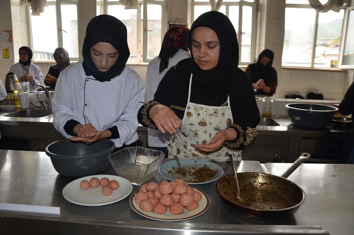 Muş\'ta Anne Kız Yemek Yarışması
