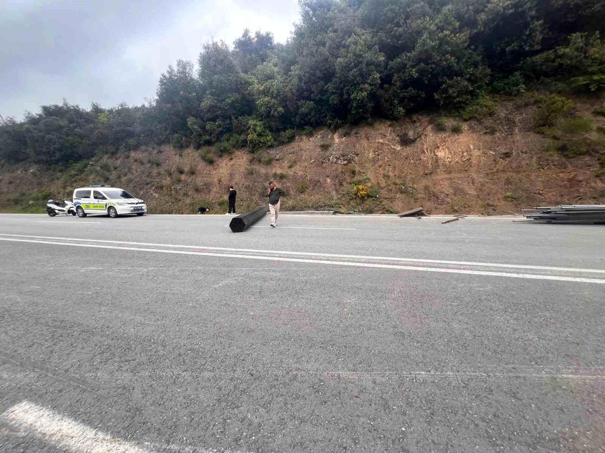 Zonguldak\'ta Tır Devrildi: Sürücü Yaralı
