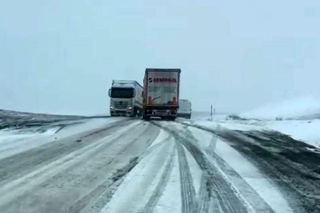 Mayıs'ta kar sürprizi: Ilgar Dağı Geçidi'nde tırlar yolda kaldı | Son Dakika