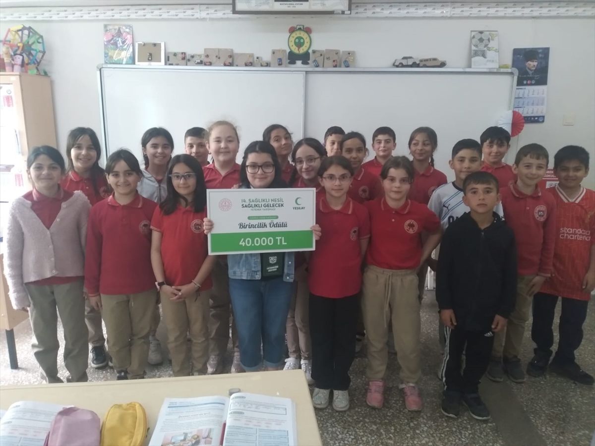 4. sınıf öğrencisi Sümeyye Azra Koçyiğit, Yeşilay yarışmasında Türkiye birincisi oldu.