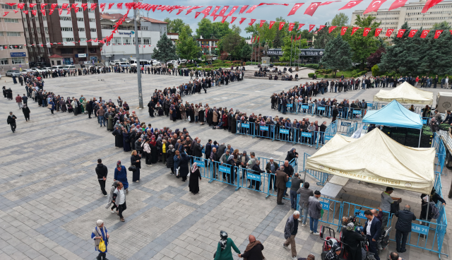 Ücretsiz fideyi duyan koştu, saatler öncesinden sıraya girdiler