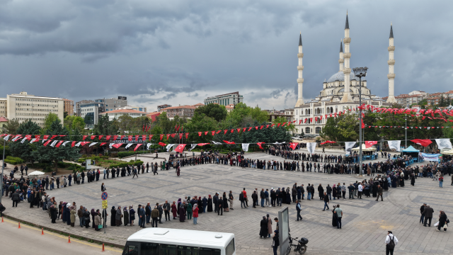 Ücretsiz fideyi duyan koştu, saatler öncesinden sıraya girdiler
