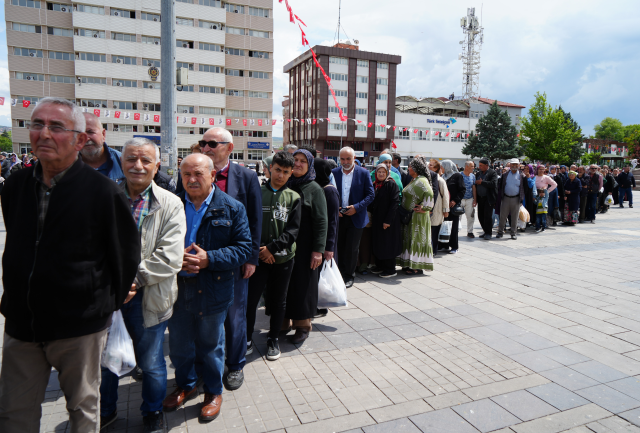 Ücretsiz fideyi duyan koştu, saatler öncesinden sıraya girdiler