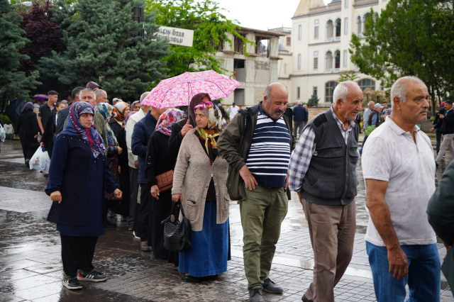 Ücretsiz fideyi duyan koştu, saatler öncesinden sıraya girdiler