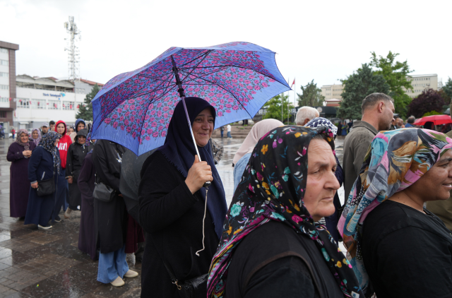 Ücretsiz fideyi duyan koştu, saatler öncesinden sıraya girdiler