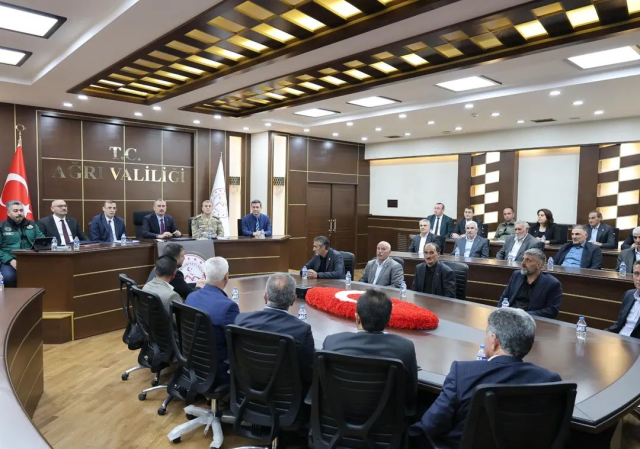 Vali Önder Bozkurt muhtarlarla köylerin ihtiyaçlarını değerlendirdi