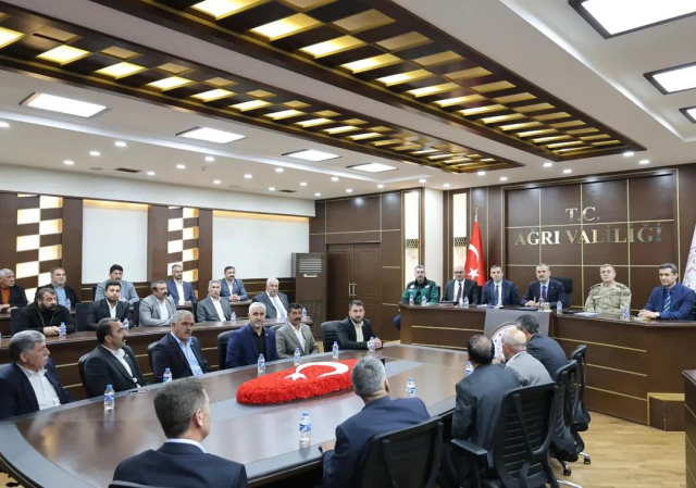 Vali Önder Bozkurt muhtarlarla köylerin ihtiyaçlarını değerlendirdi