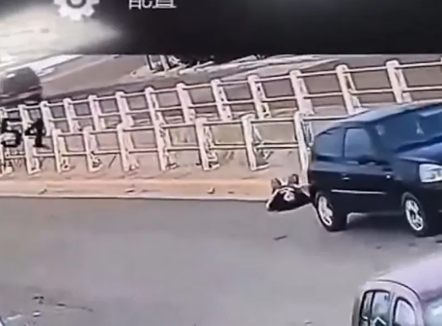 Kaputu açtı, dehşeti yaşadı! Aküsünü kontrol ettiği aracının altında kaldı!