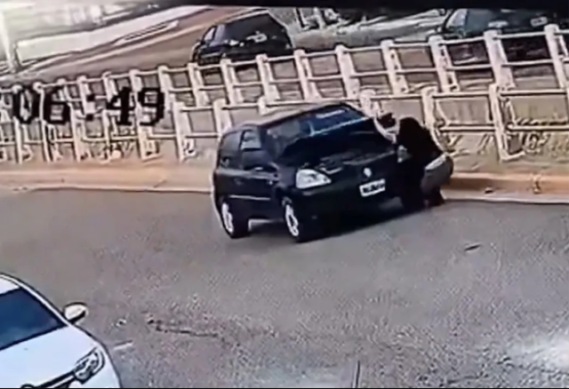 Kaputu açtı, dehşeti yaşadı! Aküsünü kontrol ettiği aracının altında kaldı!