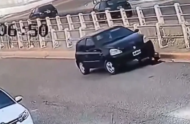 Kaputu açtı, dehşeti yaşadı! Aküsünü kontrol ettiği aracının altında kaldı!