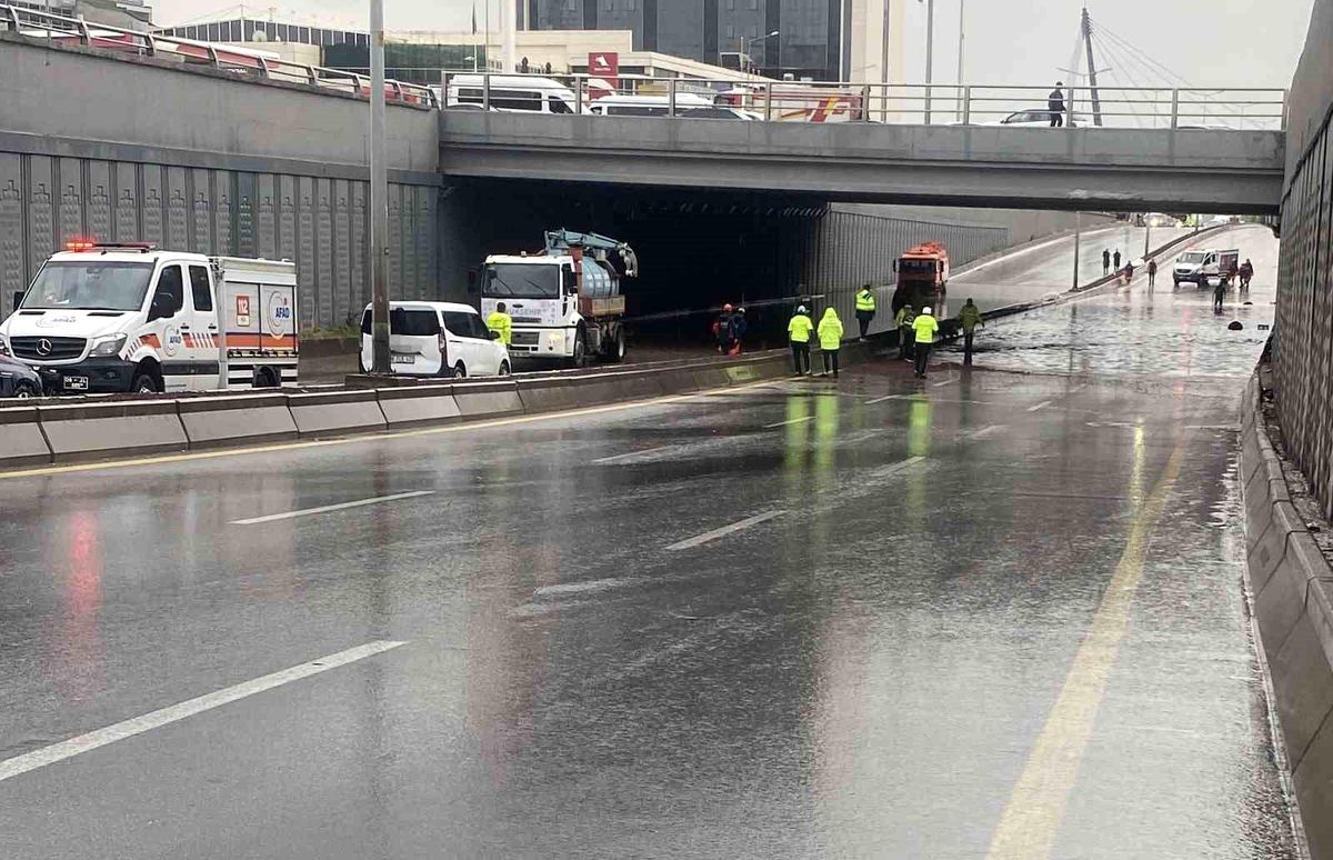 Ankara\'da sağanak yağış sebebiyle alt geçitler ve yollar göle döndü