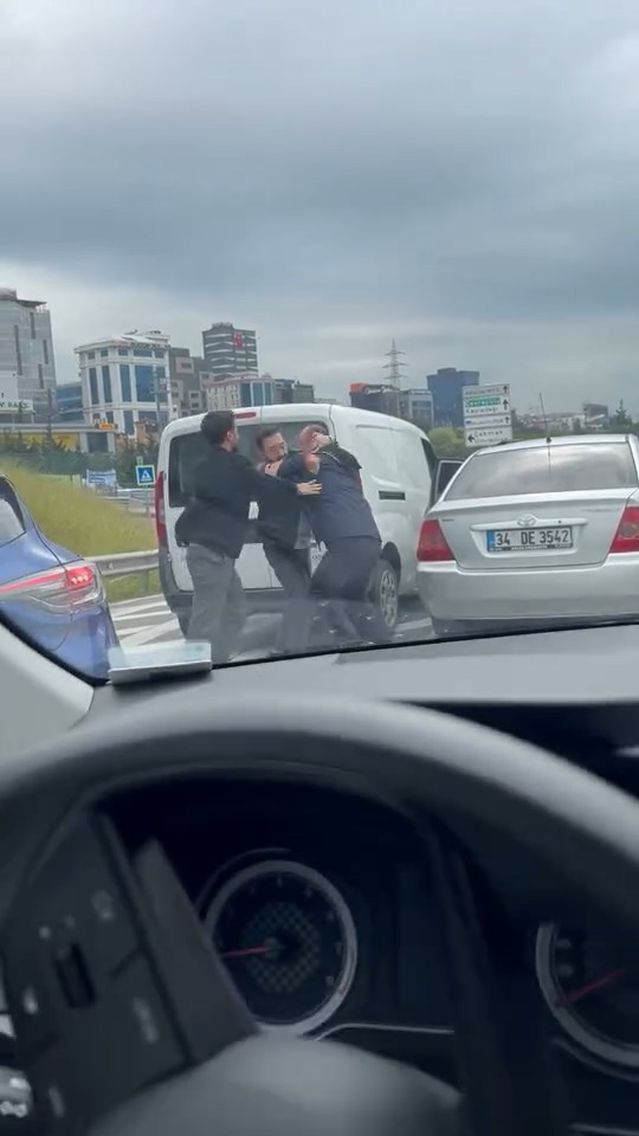 Ataşehir'de Sürücüler Arasında Kavga
