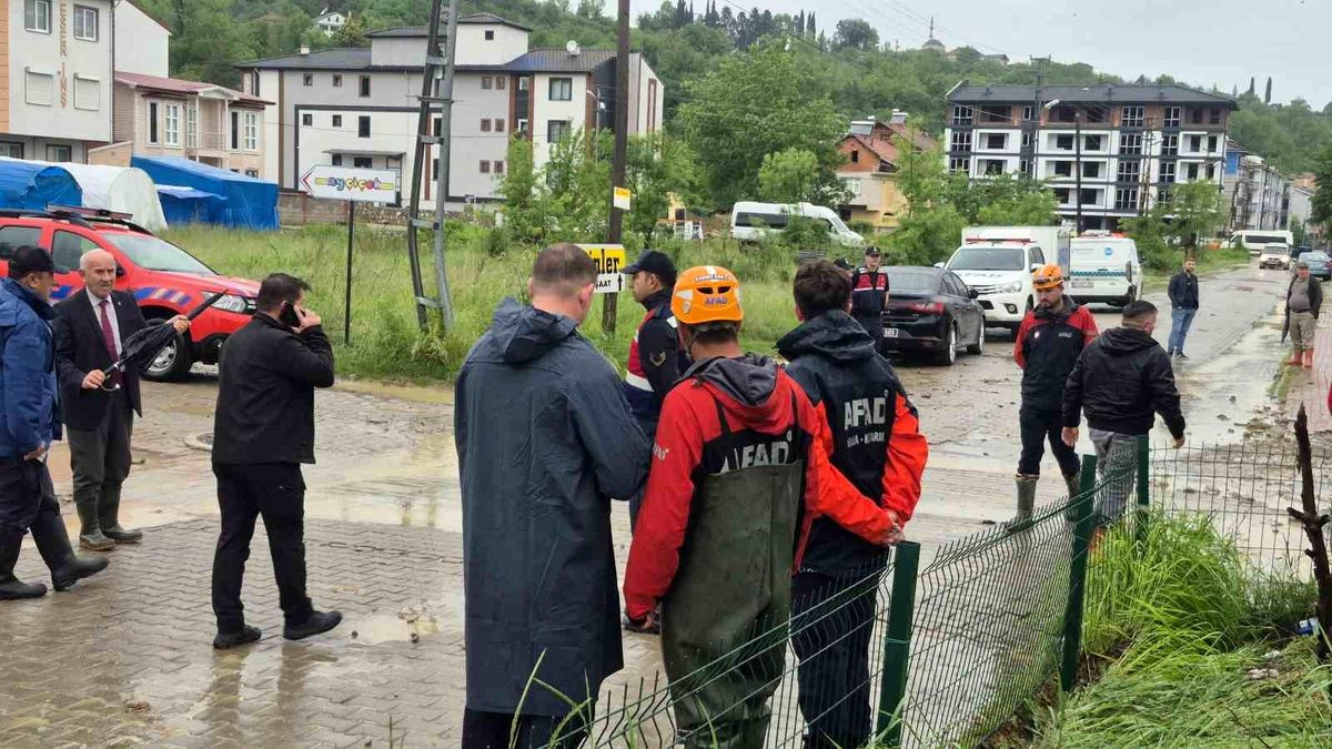 Bartın\'da 5 yol, 15 ev ve iş yerinde su baskını yaşandı, mahsur kalan 32 kişi kurtarıldı