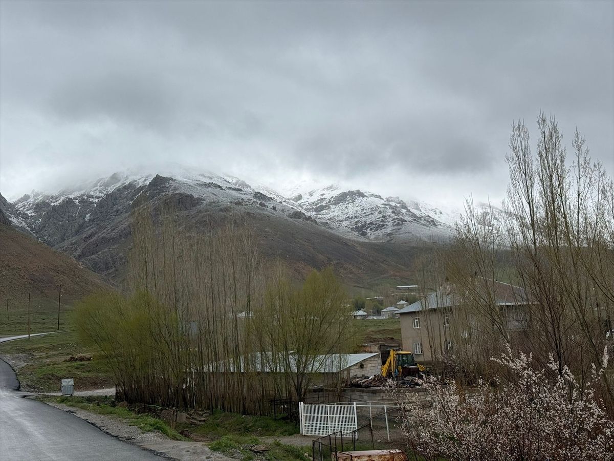 Başkale\'de Kar Yağışı Başladı