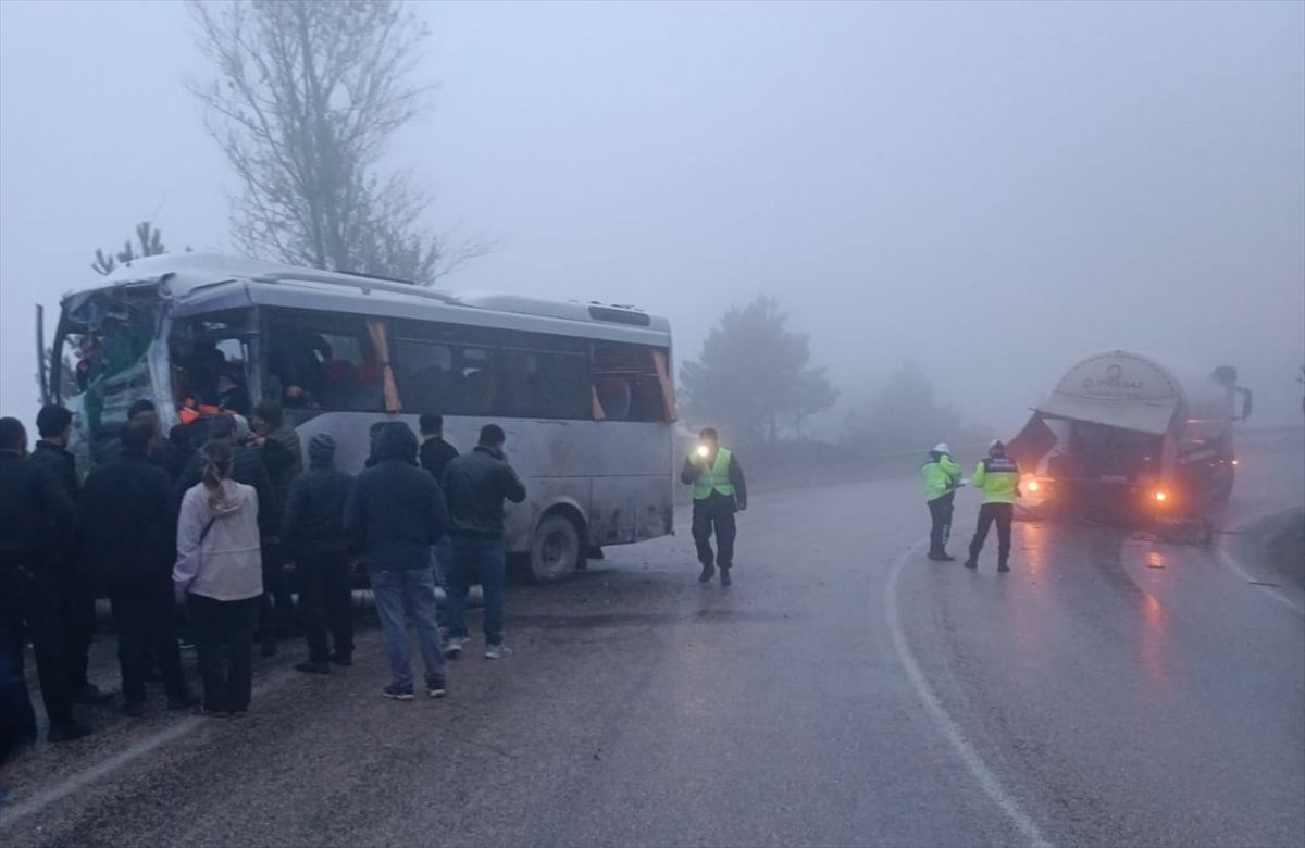 Mudurnu\'da Tanker ile Minibüs Çarpıştı