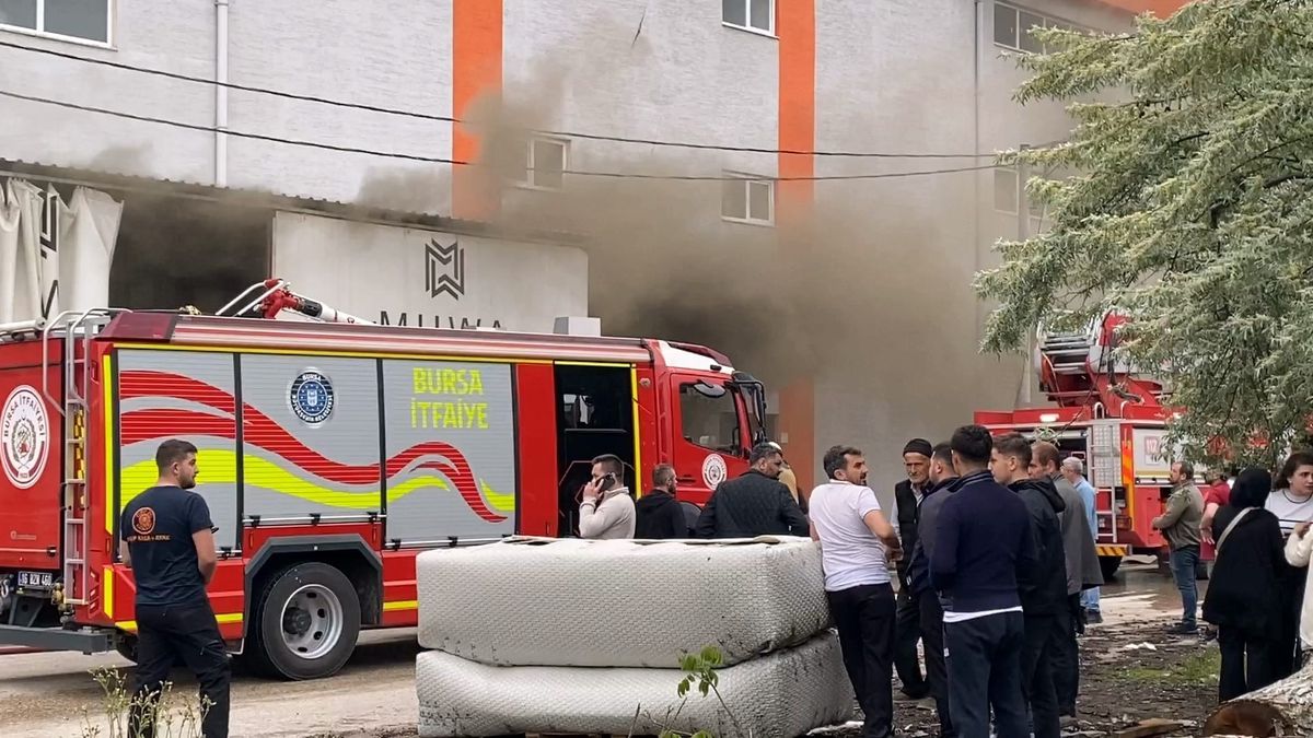 İnegöl\'de Koltuk Fabrikasında Yangın