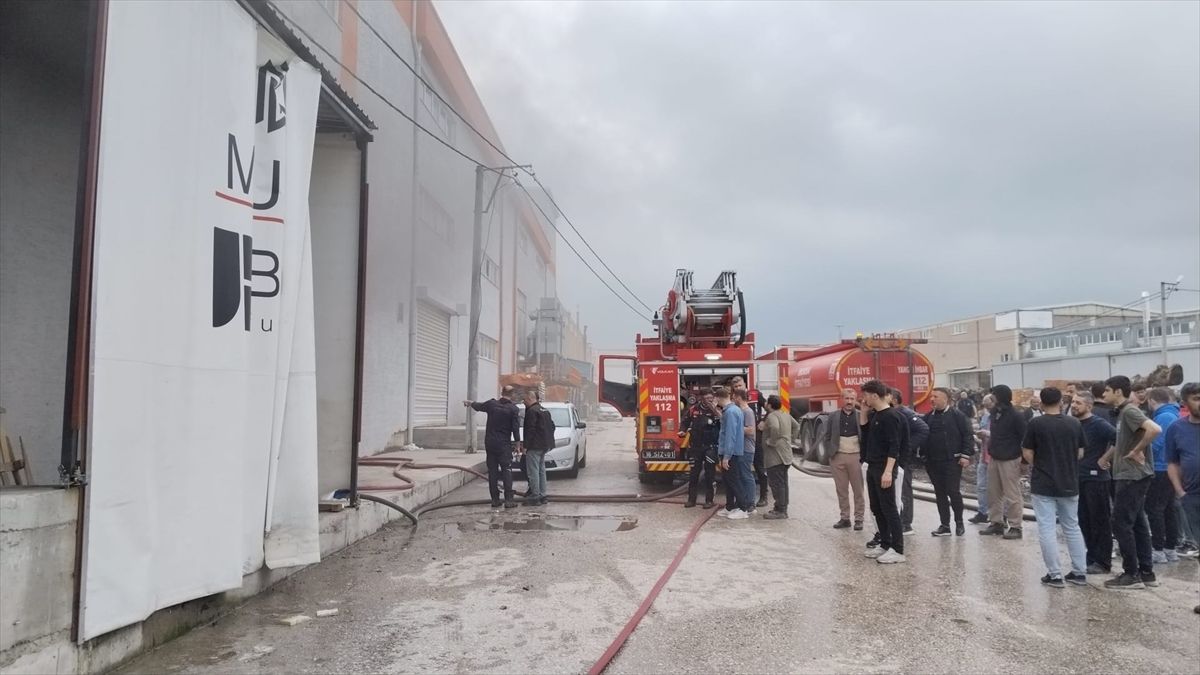 İnegöl\'de Koltuk İmalathanesinde Yangın