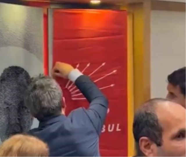 CHP Genel Merkezi'nde arbede: Kılıçdaroğlu'nun fotoğrafı indirildi, ayaklar altına alındı