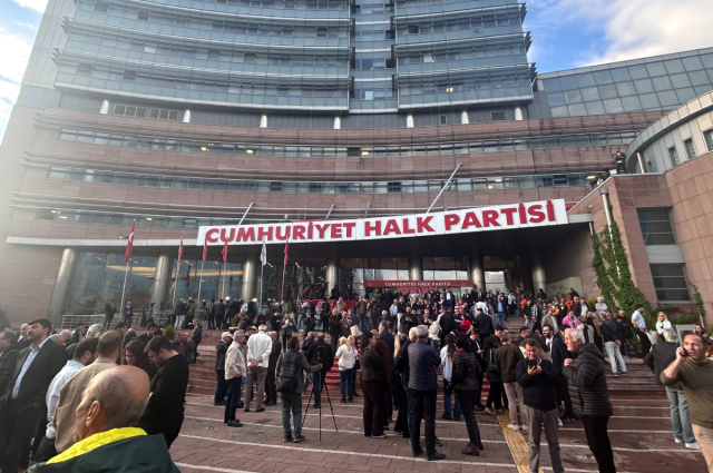 CHP Genel Merkezi'nde arbede: Kılıçdaroğlu'nun fotoğrafı indirildi, ayaklar altına alındı