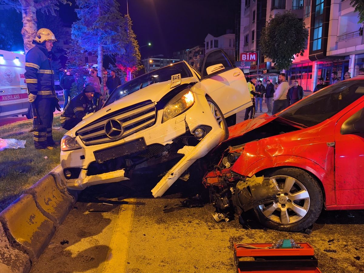 Çorum\'da Trafik Kazası: 3 Yaralı