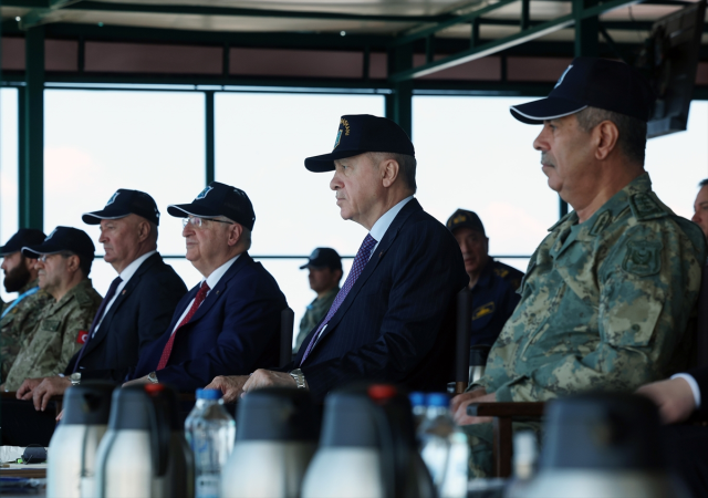 Cumhurbaşkanı Erdoğan: Ordumuzu güçlü ve donanımlı tutmamız gerektiğinin bilincindeyiz