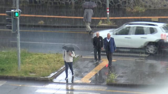 Diyarbakır'da Sağanak Felç Etti