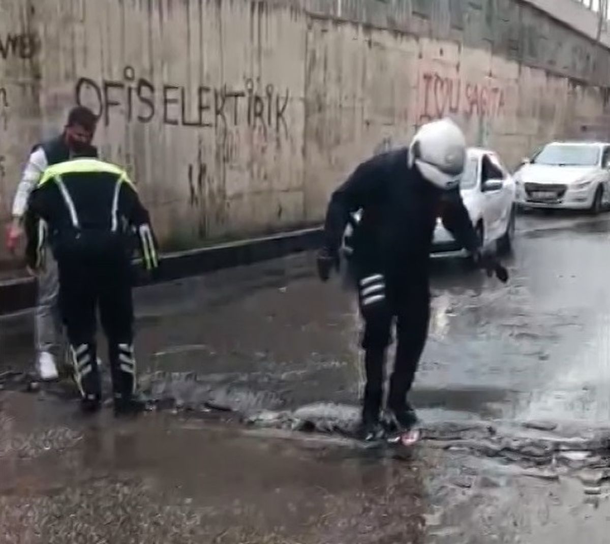 Diyarbakır\'da Trafik Polisi Çöpleri Temizledi