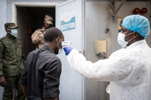 Ebola şüphesi uçağa acil rota değiştirdi